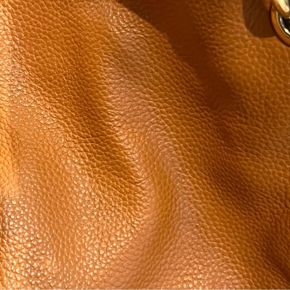 Elegant Currie & Pelle Tan Leather Handbag with Gold Accent - Picture 4 of 11